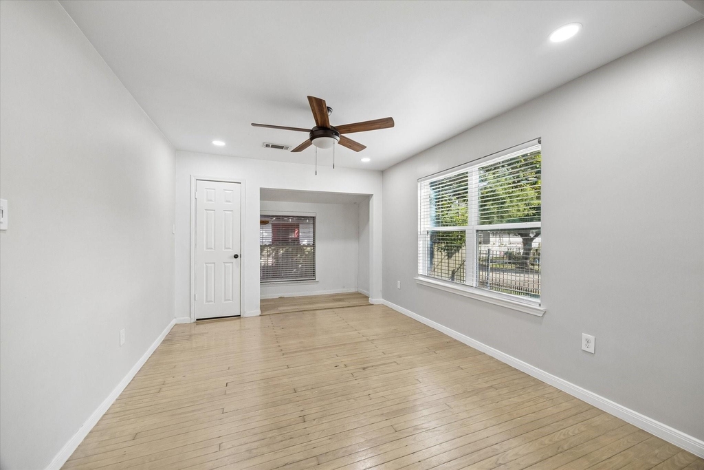4801 Avenue H - Photo 3