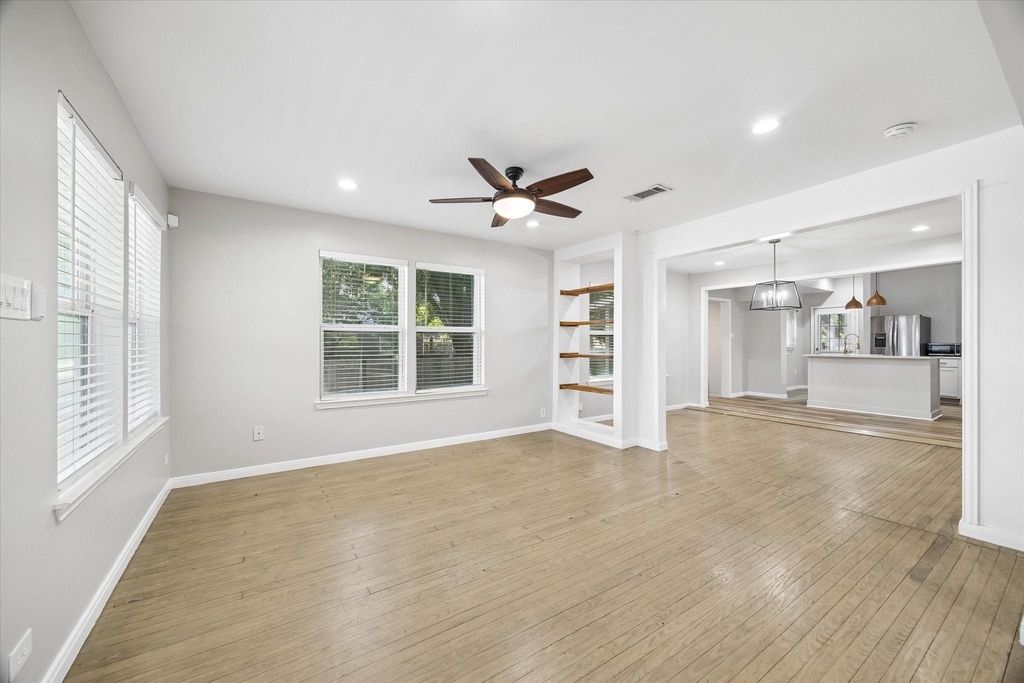 4801 Avenue H - Photo 4