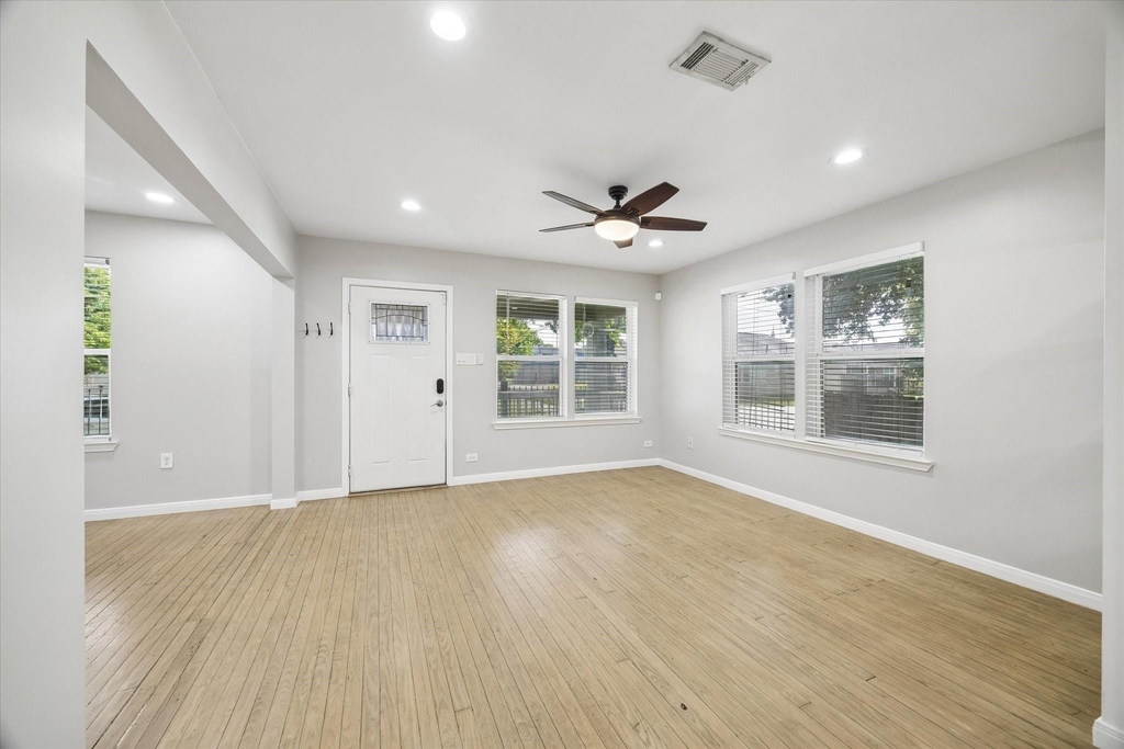 4801 Avenue H - Photo 2
