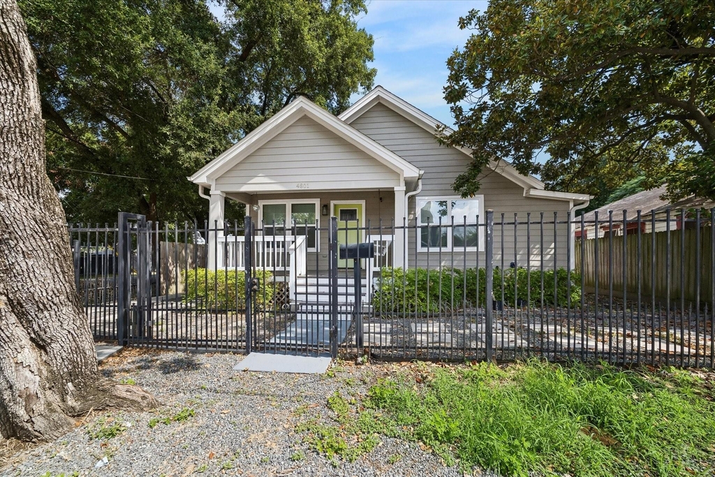 4801 Avenue H - Photo 0