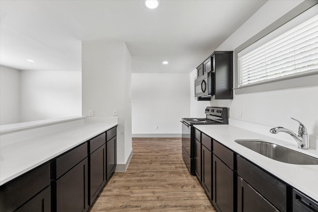 4300 Rosslyn Road - Photo 1