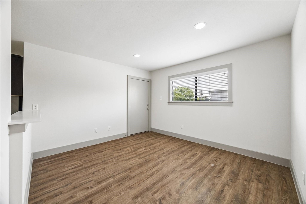 4300 Rosslyn Road - Photo 2