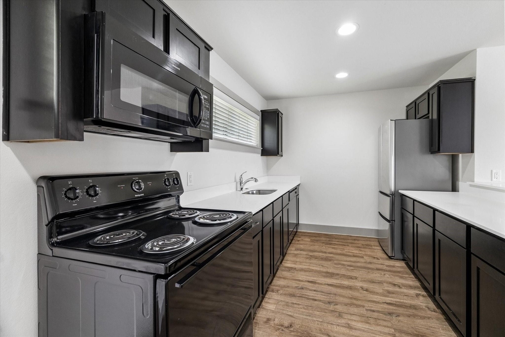 4300 Rosslyn Road - Photo 0