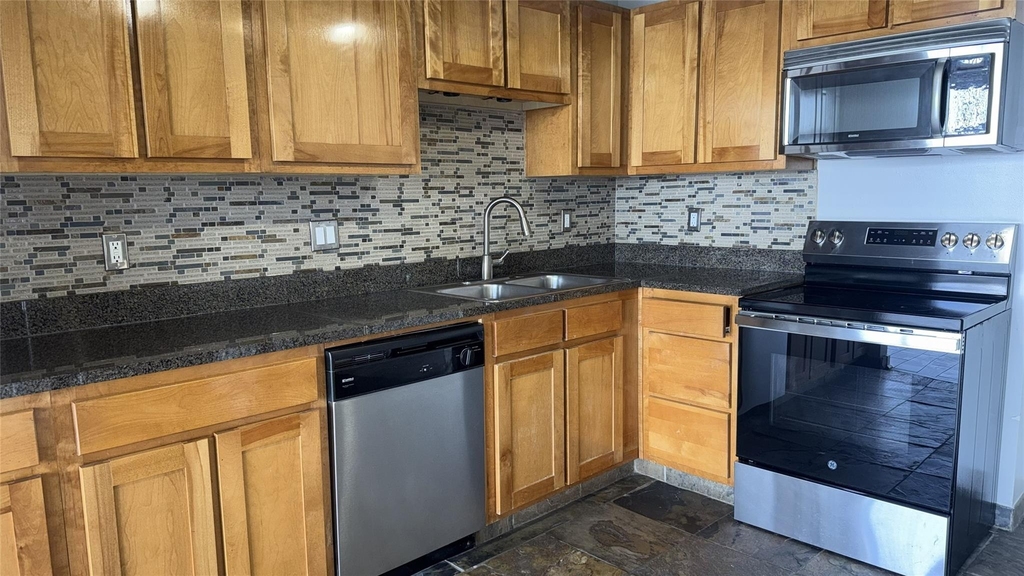 230 W Alabama Street - Photo 9