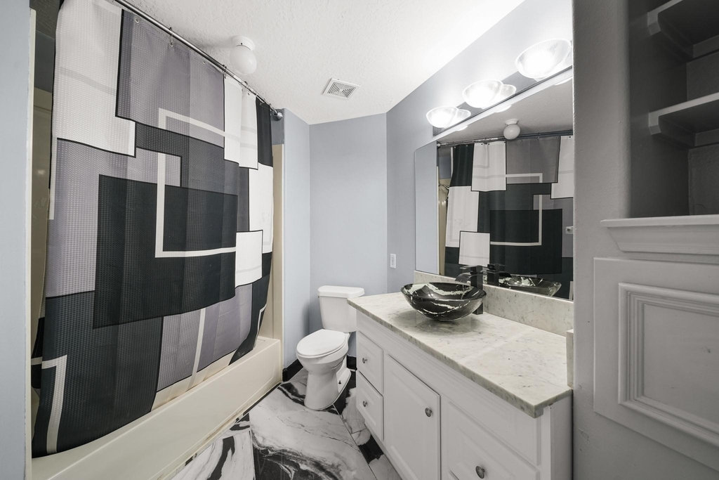 2027 Cullen Boulevard - Photo 35