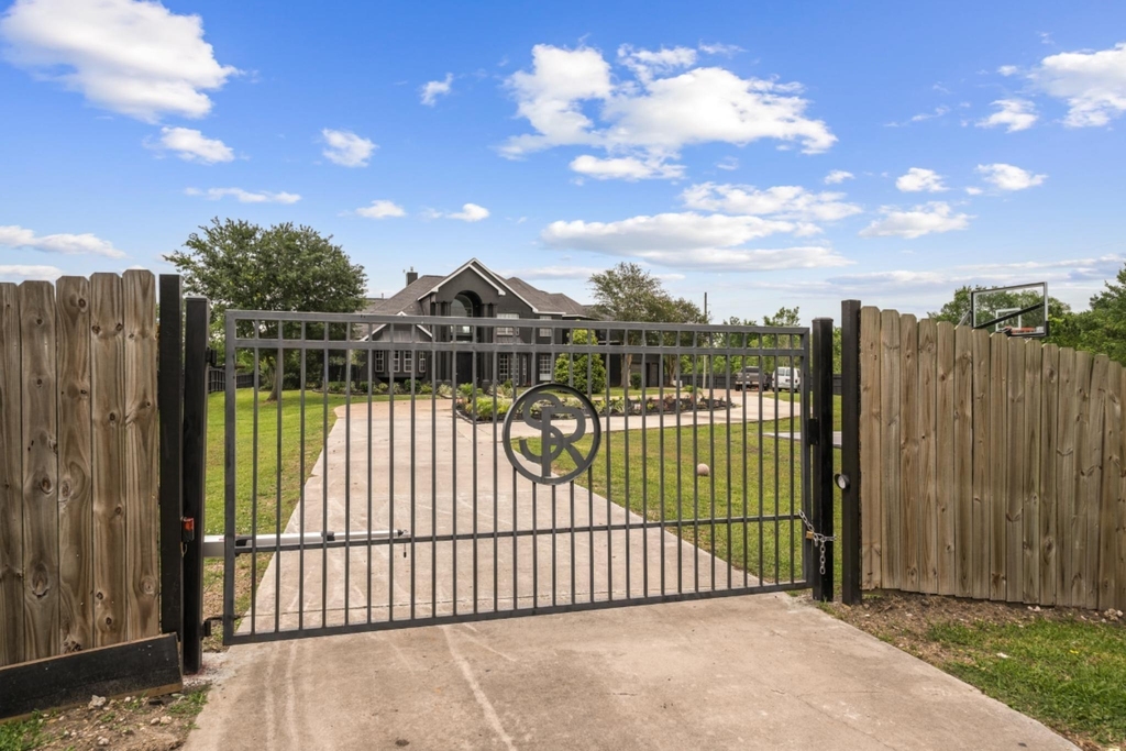2027 Cullen Boulevard - Photo 2
