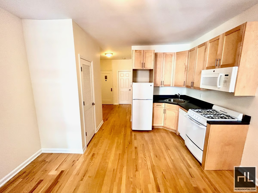 East 89 Street - Photo 1