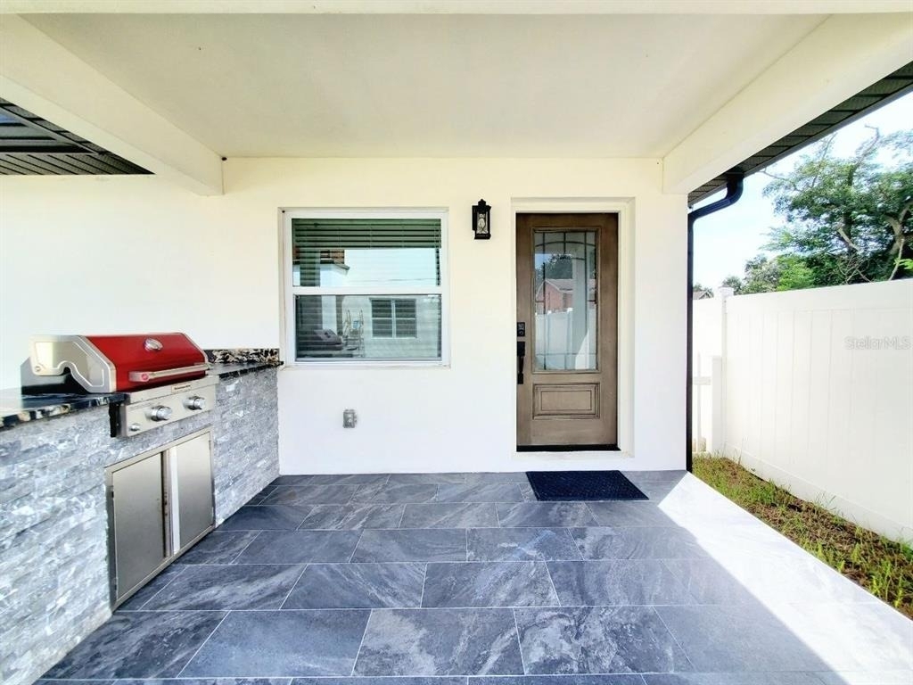922 W Knollwood Street - Photo 2
