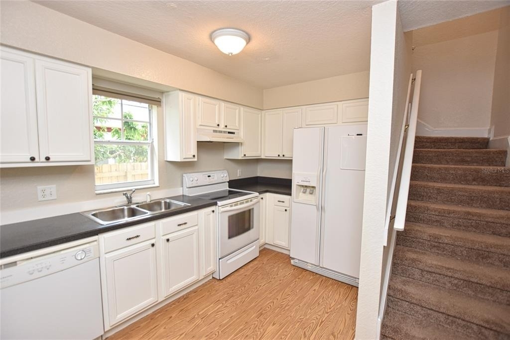 302 W Belmar Street - Photo 2