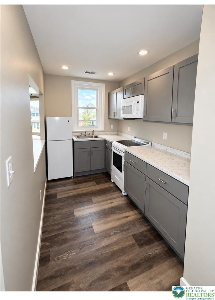 1142 W Hamilton Street - Photo 3