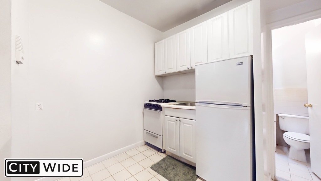 340 East 53rd Street - Photo 2