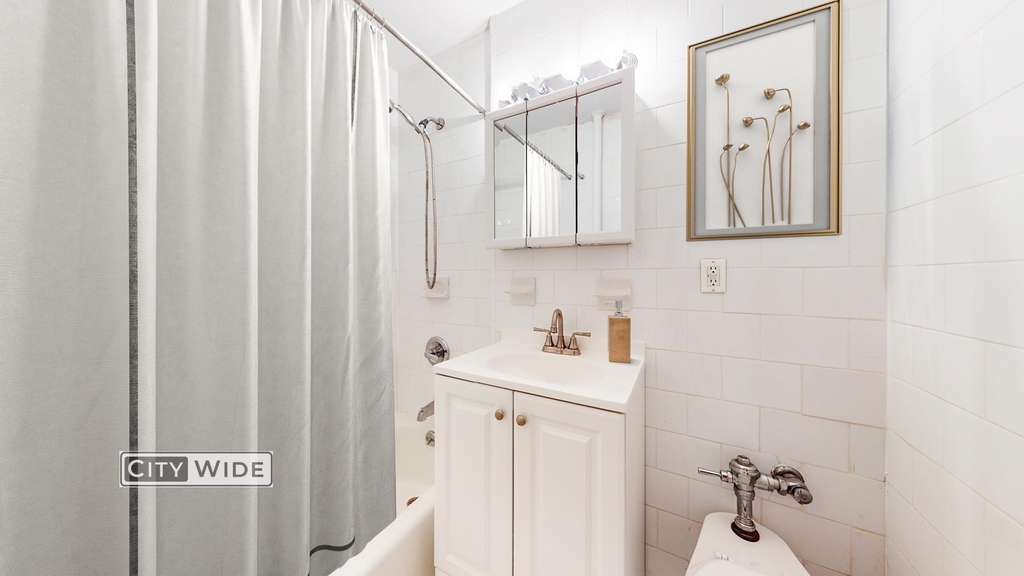 340 East 53rd Street - Photo 3