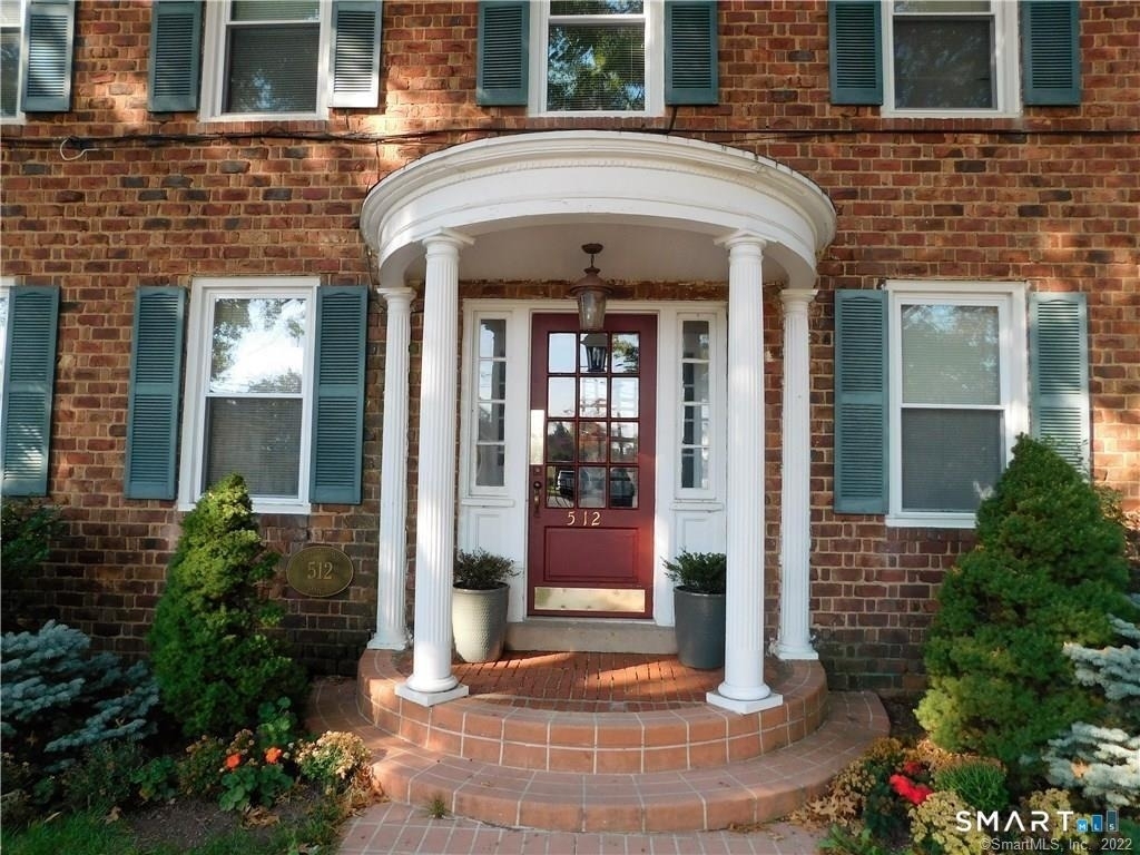 512 Townsend Avenue - Photo 2