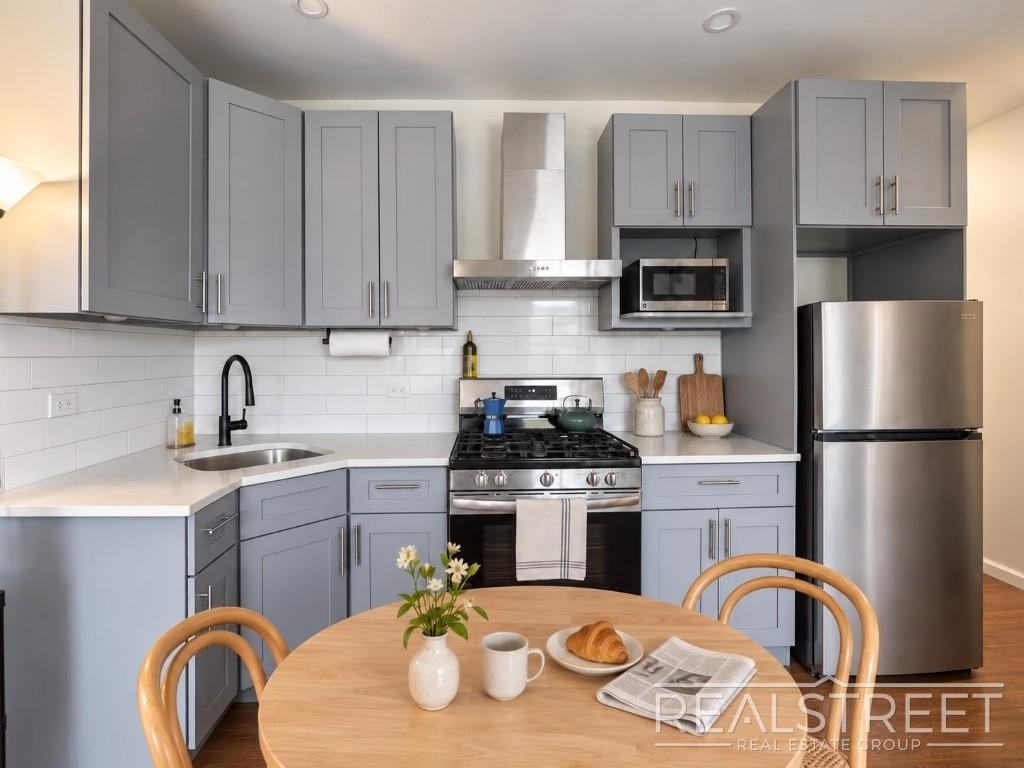 63 Ralph Avenue - Photo 3