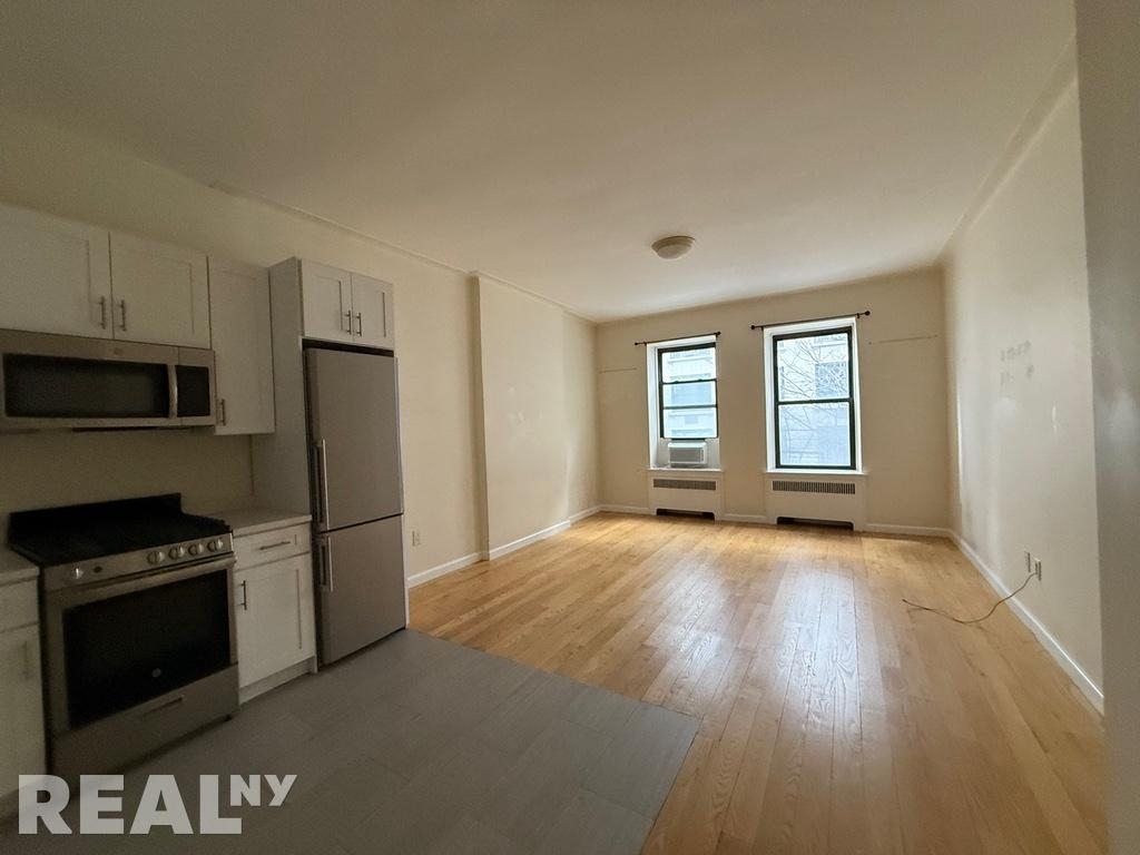 E 82nd St - Photo 3