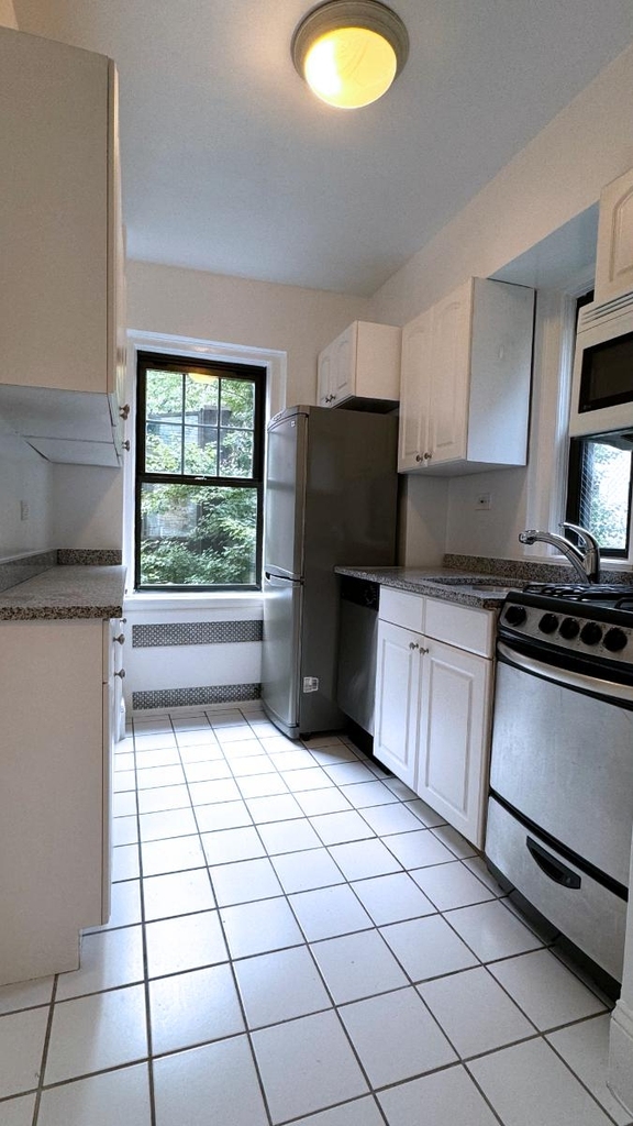 Christopher St - Photo 1