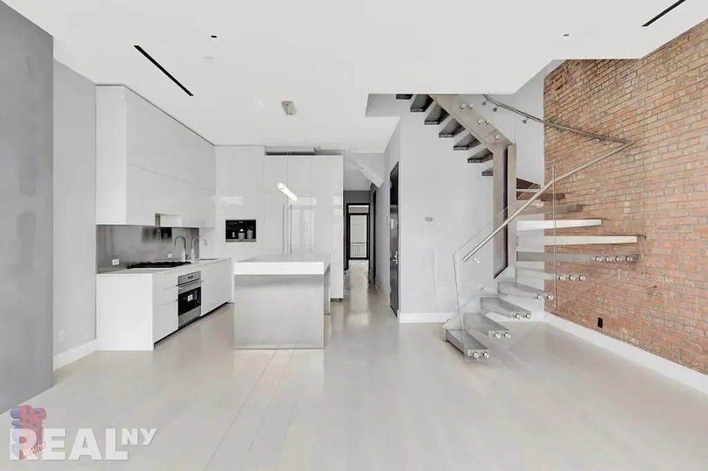 Bowery - Photo 0