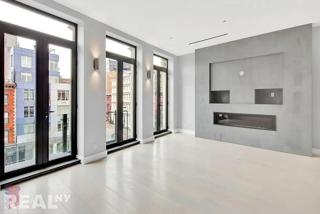 Bowery - Photo 1