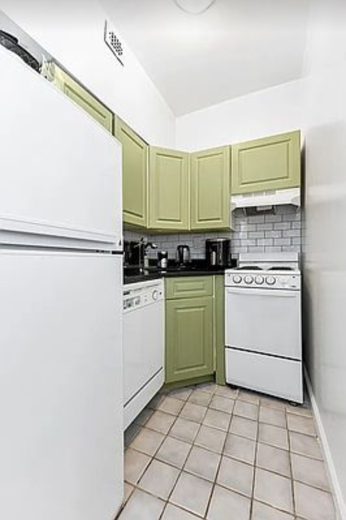 690 Greenwich Street - Photo 2