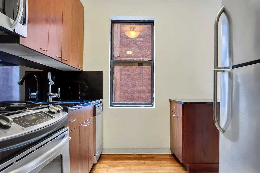 121 Madison Avenue - Photo 2