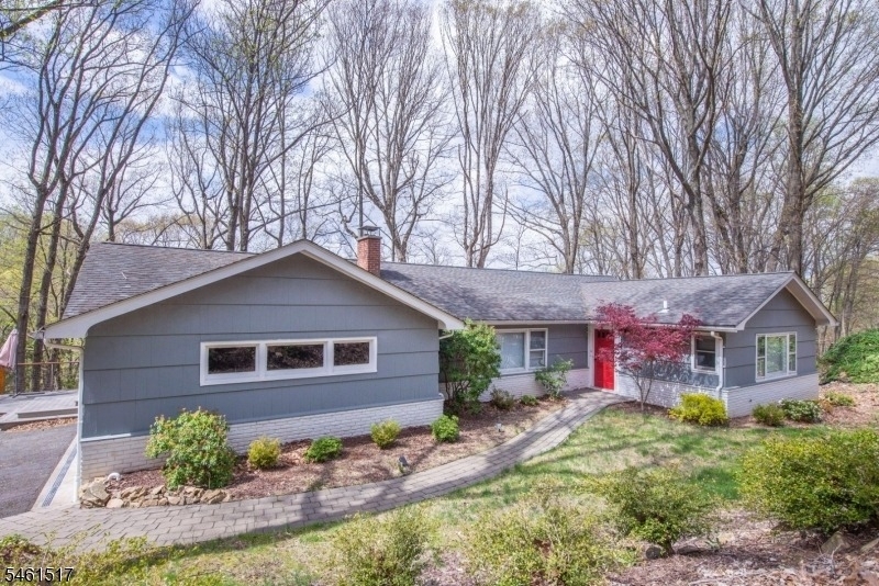 4 Molly Stark Dr - Photo 0