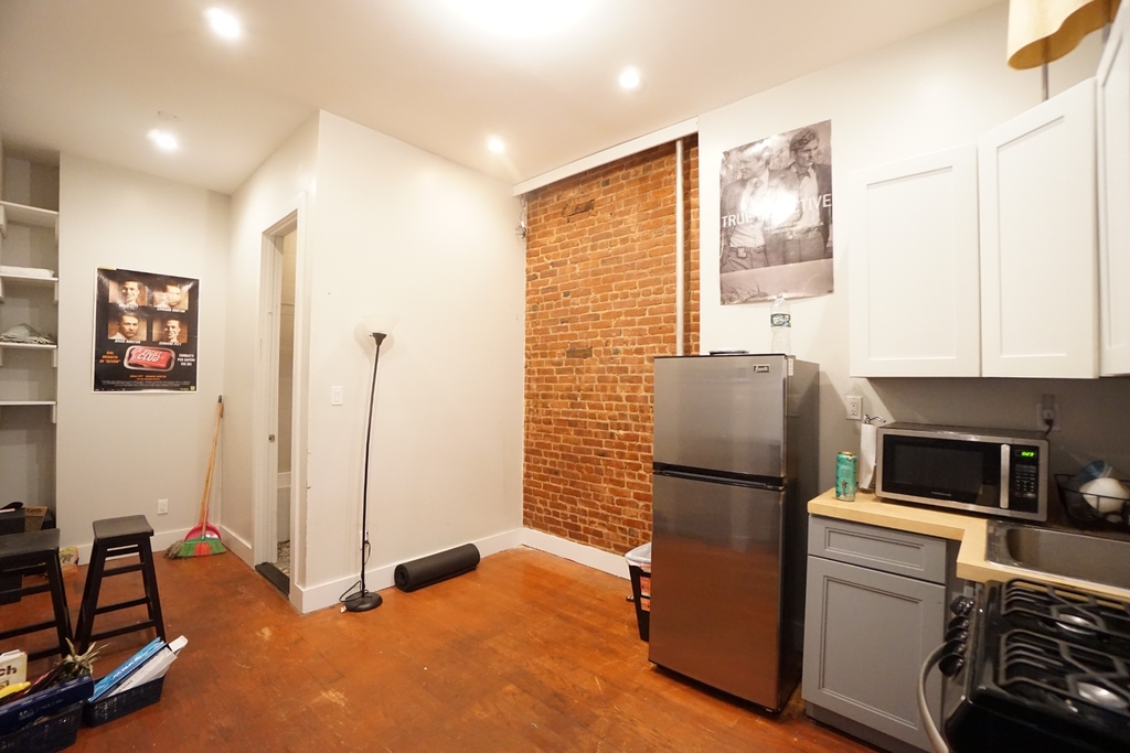 217 Ralph Avenue - Photo 2