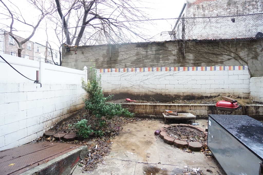 217 Ralph Avenue - Photo 8