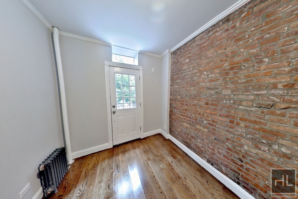 West 52 Street - Photo 4