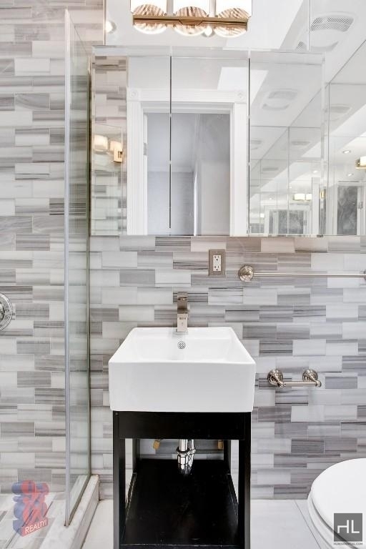 West 52 Street - Photo 6