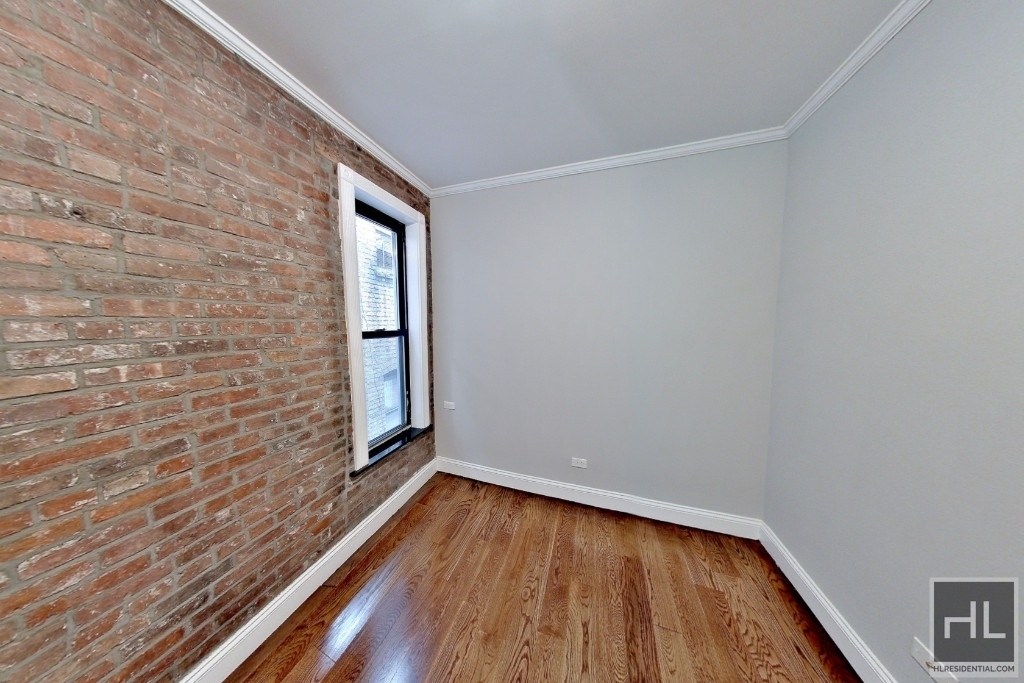 West 52 Street - Photo 3