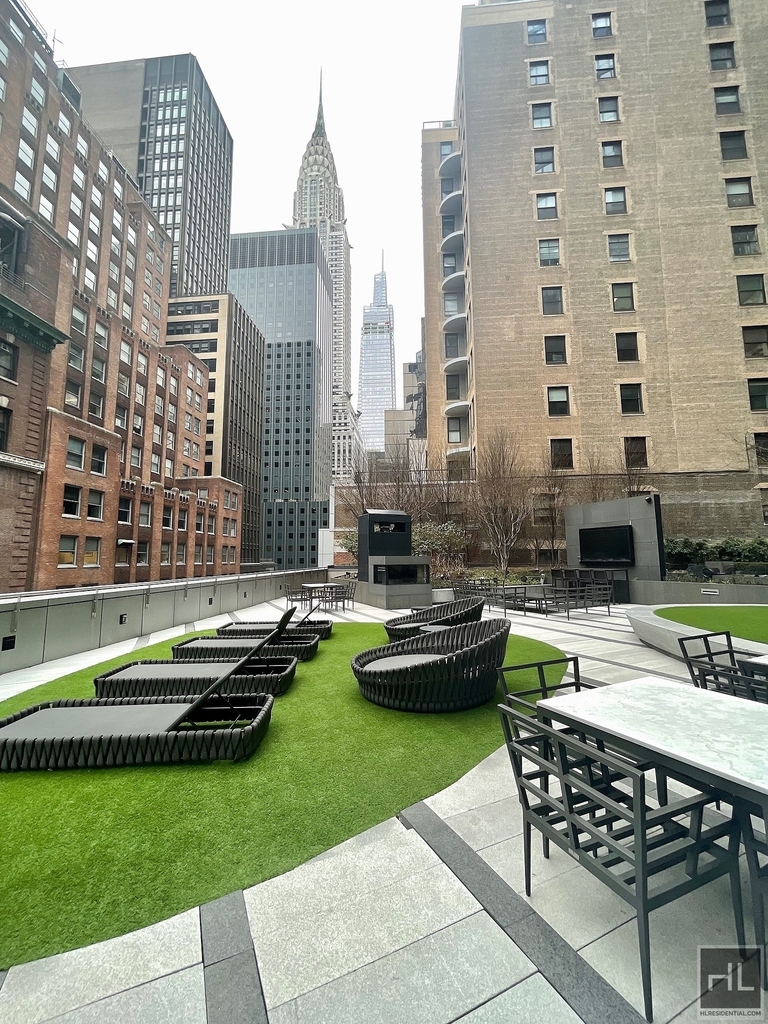 East 44th Street - Photo 14