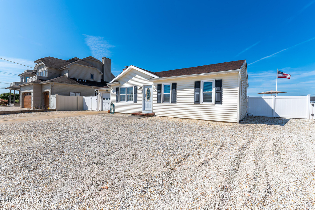 1201 Penguin Court - Photo 0