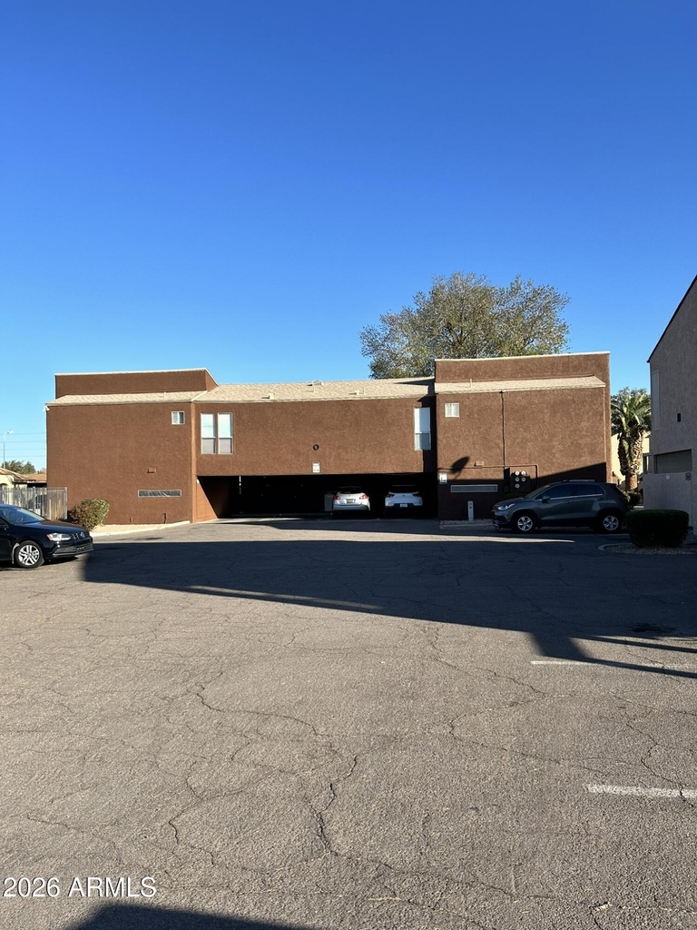 2652 E Oakleaf Drive - Photo 0