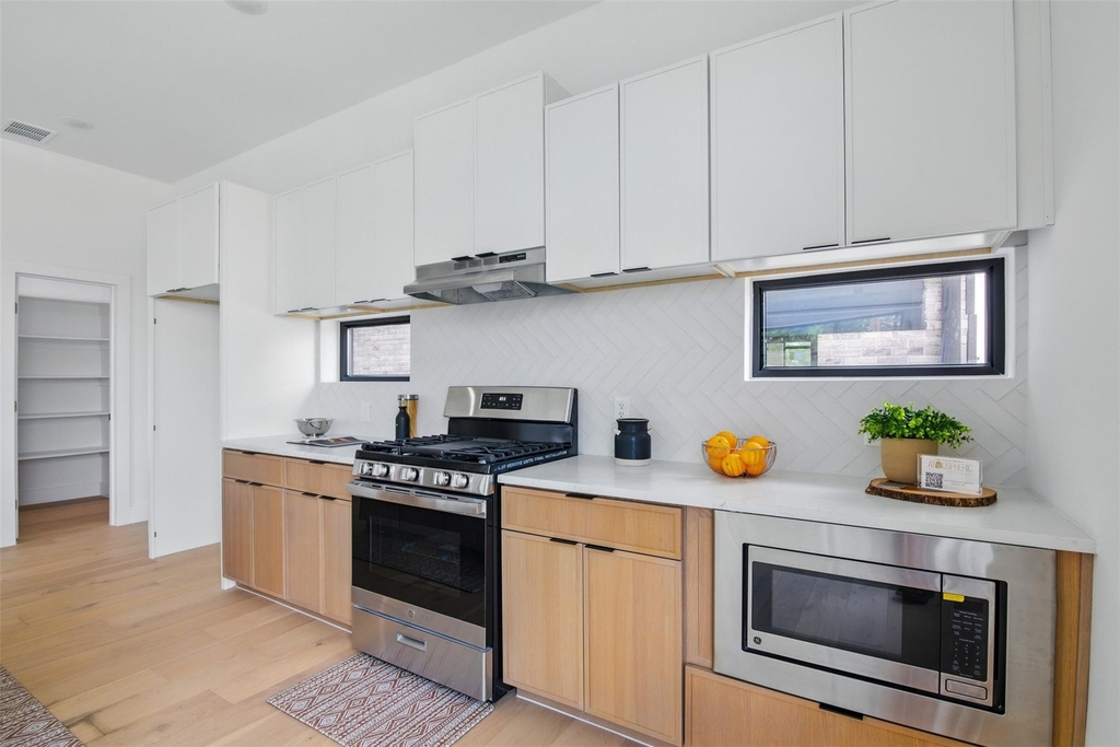 430 E 8th - Photo 11