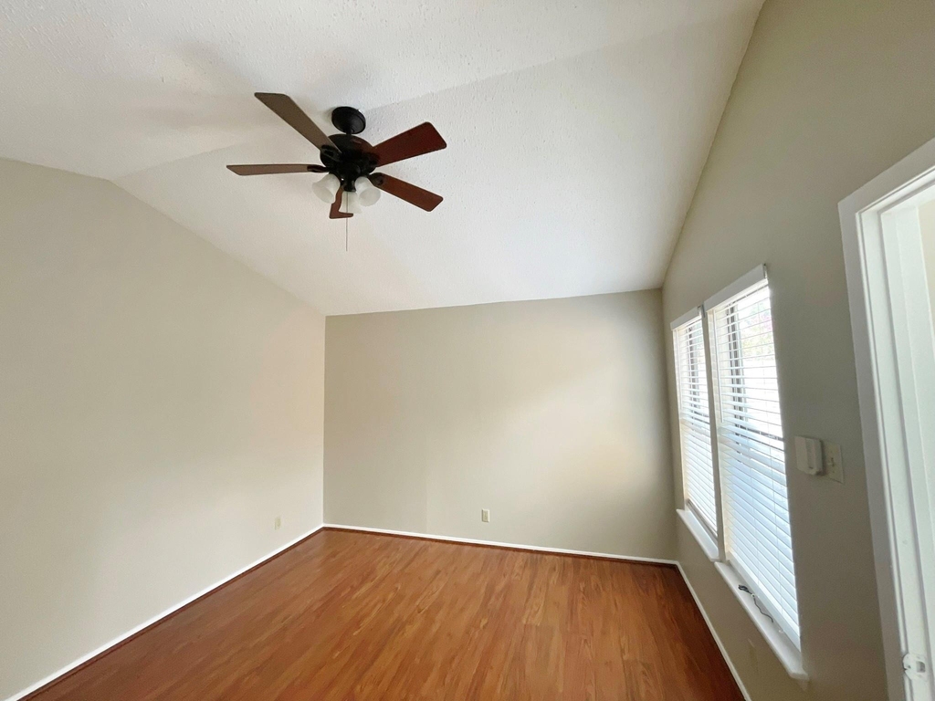 1910 Wilshire Drive - Photo 23
