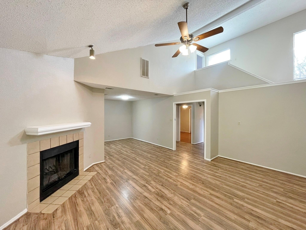 1910 Wilshire Drive - Photo 3
