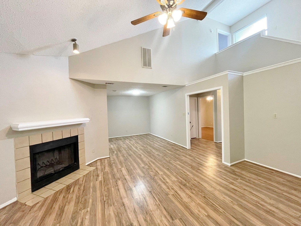 1910 Wilshire Drive - Photo 4
