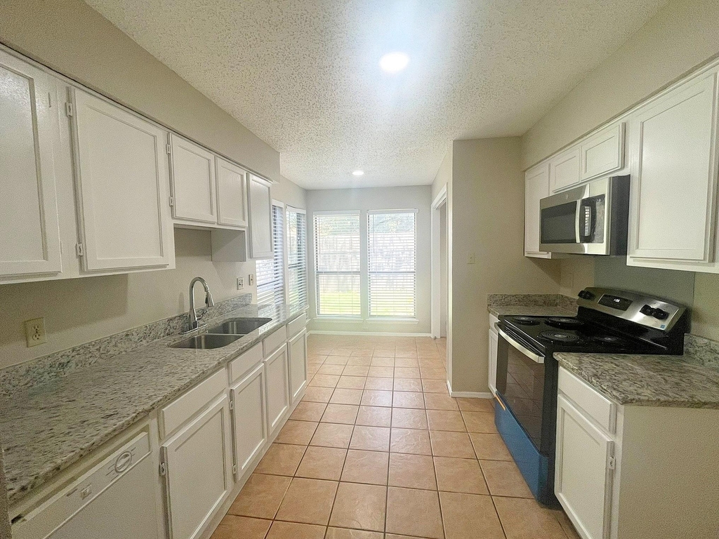 1910 Wilshire Drive - Photo 9