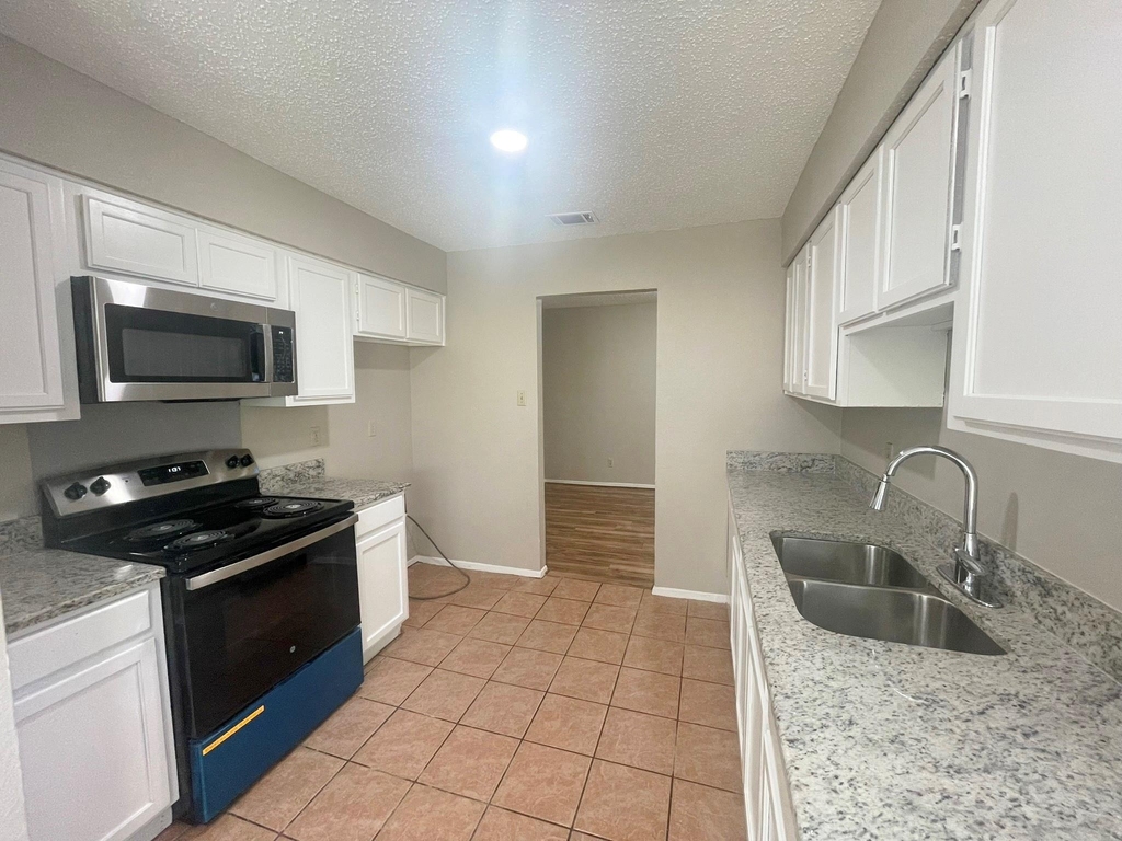 1910 Wilshire Drive - Photo 12