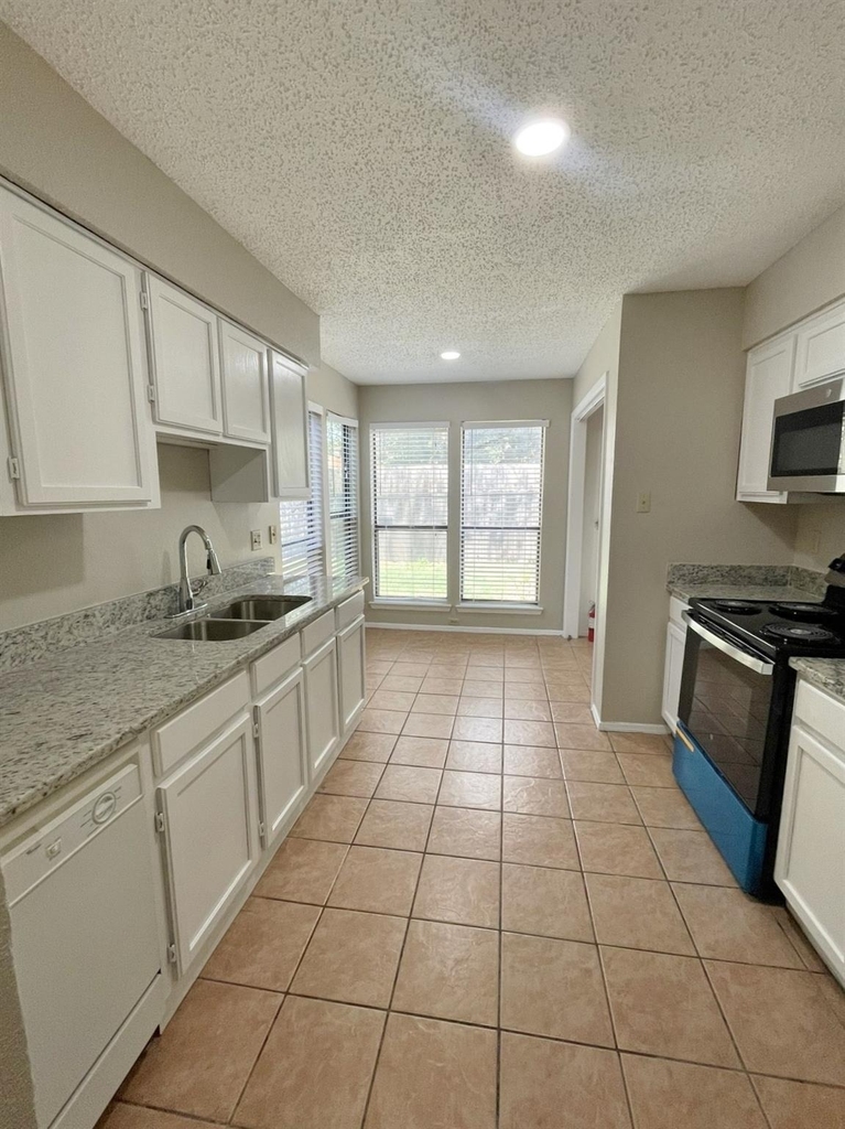 1910 Wilshire Drive - Photo 10