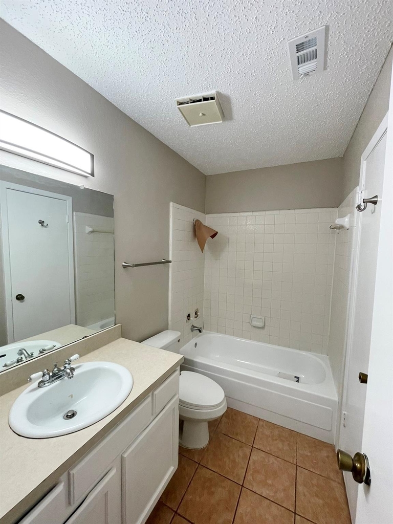 1910 Wilshire Drive - Photo 18