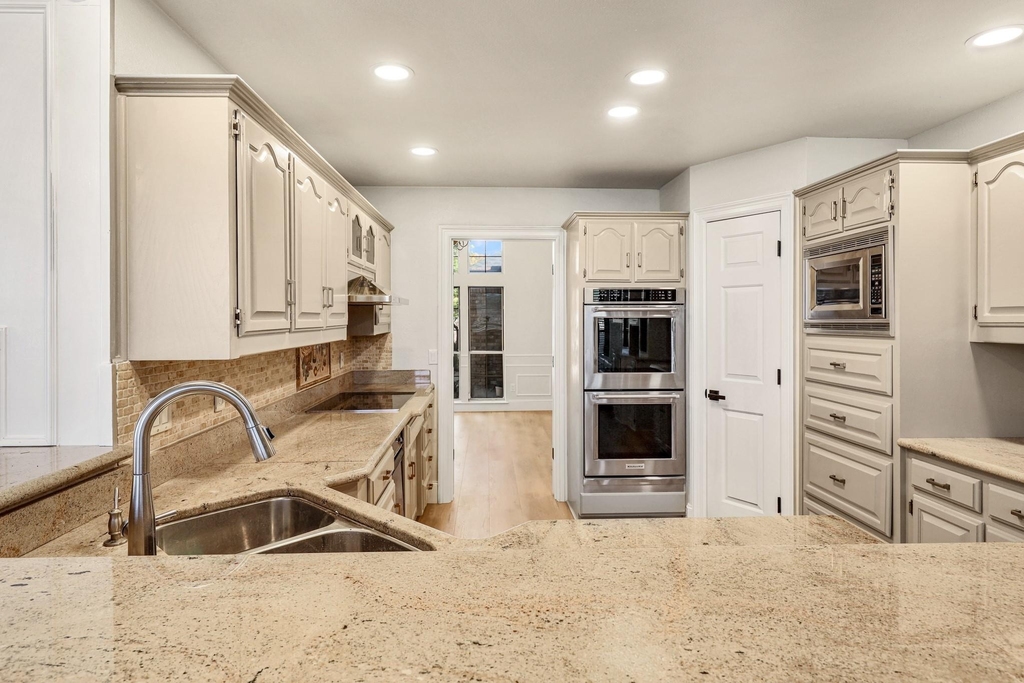 2912 Bluffview Drive - Photo 5