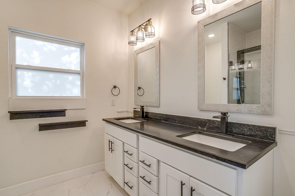 2921 Gipson Street - Photo 9