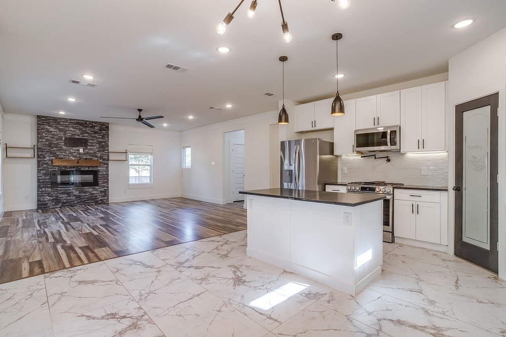 2921 Gipson Street - Photo 5