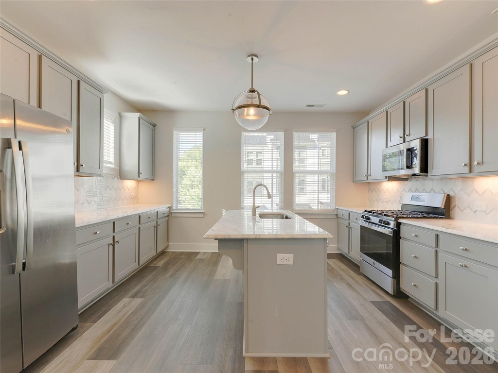606 W End Drive - Photo 16