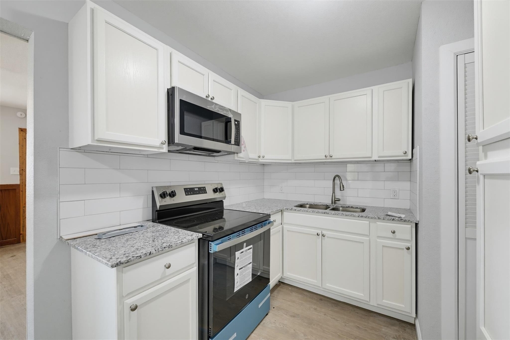 300 Emma Street - Photo 2