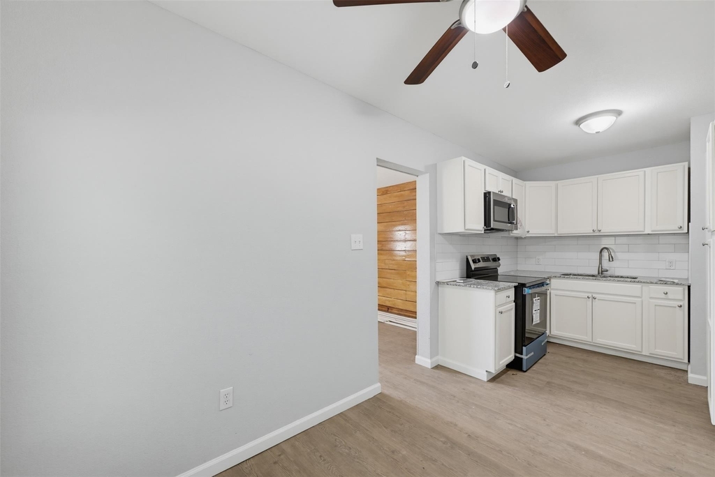 300 Emma Street - Photo 3