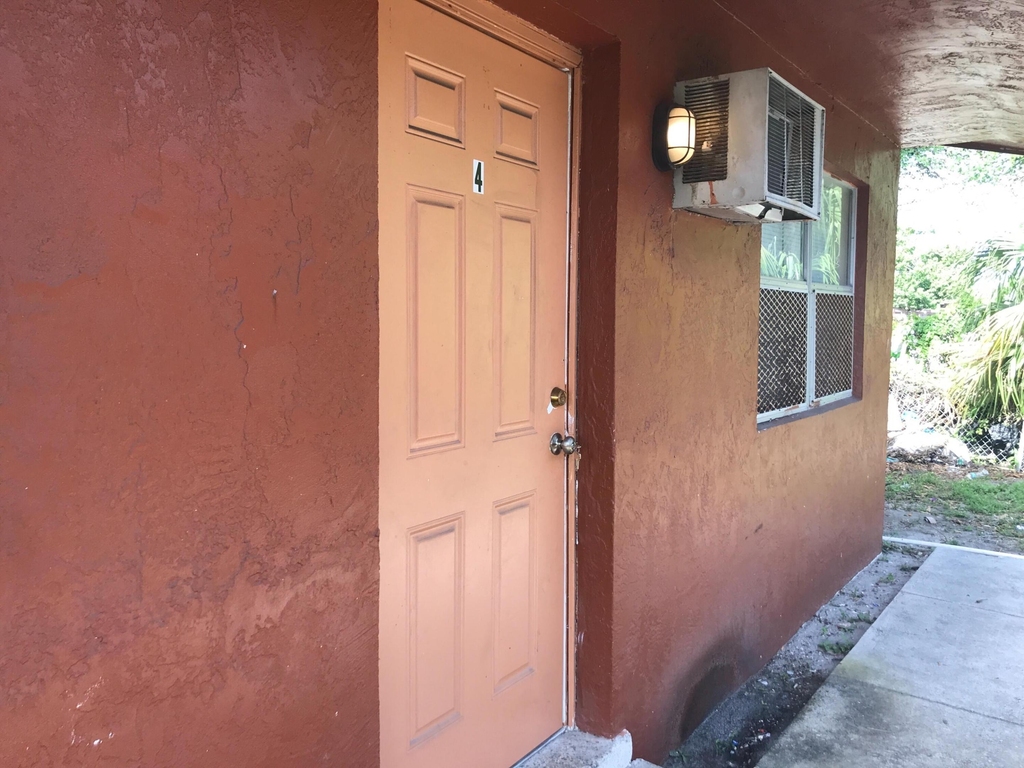 827 Nw 10th Terrace - Photo 0