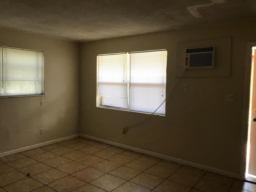 827 Nw 10th Terrace - Photo 3