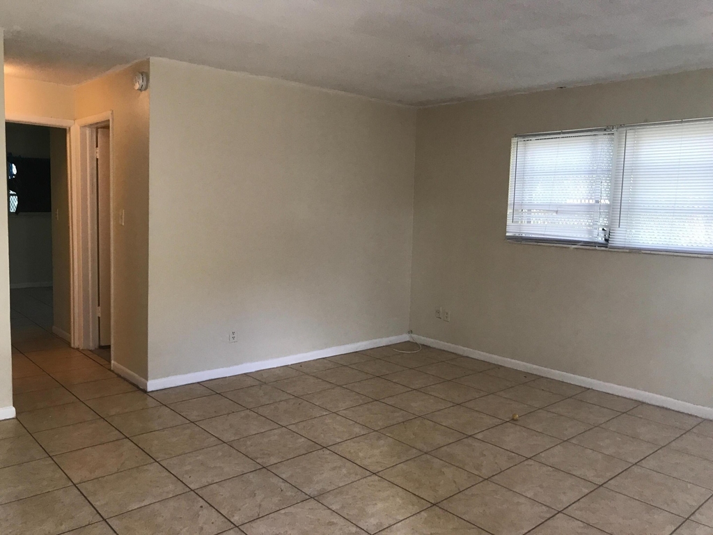 827 Nw 10th Terrace - Photo 1